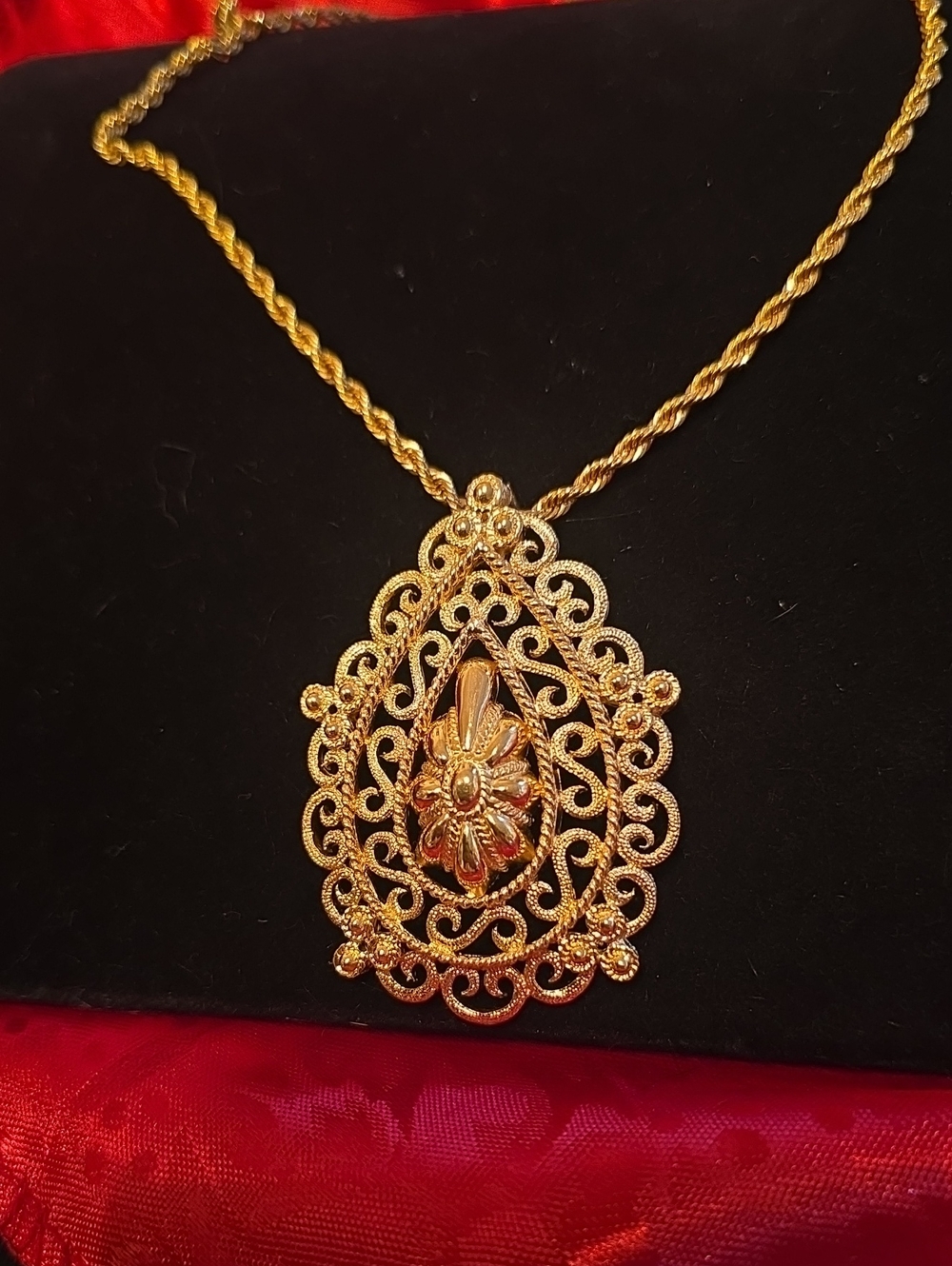 Gold Filigree Teardrop Pendant Necklace - Elegant Women's Jewelry